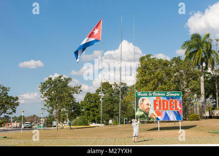 SANTA CLARA, Kuba - Januar 6, 2017: Poster mit dem Bild von Fidel Castro und kubanische Flagge in der Plaza De La Revolucion in der Stadt Santa Clara, Kuba. Ne Stockfoto