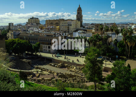Panoramablick auf die Konstruktionen der Zentrum von Malaga und die Ruinen des römischen Theaters. Schöne Landschaft von einem klaren Tag in Málaga, Spanien. Stockfoto