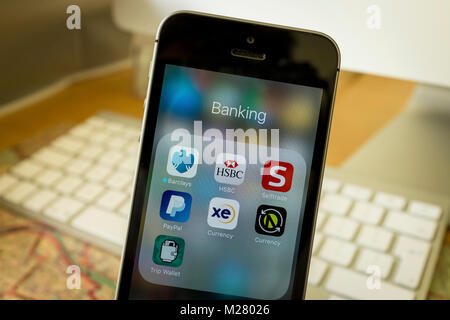 Verschiedene Finanz- und Bankwesen Apps auf dem iPhone SE Stockfoto