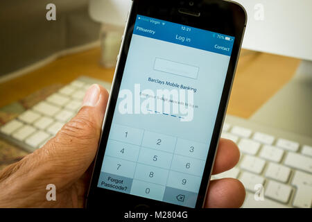 Barclays Bank Mobile Banking App im Bildschirm Login auf dem iPhone SE Stockfoto