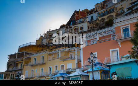 Amalfi, Kampanien, Italien, 12. März 2017 Portrait der bunten Häusern von Positano in ihrem charmanten Schönheit. Stockfoto