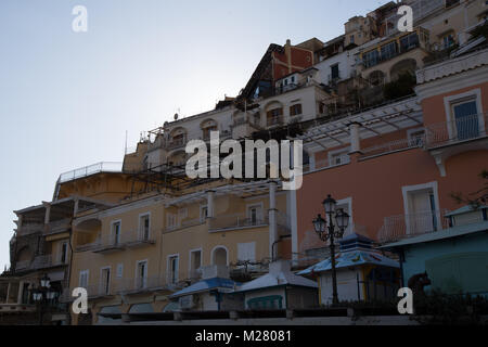 Amalfi, Kampanien, Italien, 12. März 2017 Portrait der bunten Häusern von Positano in ihrem charmanten Schönheit. Stockfoto