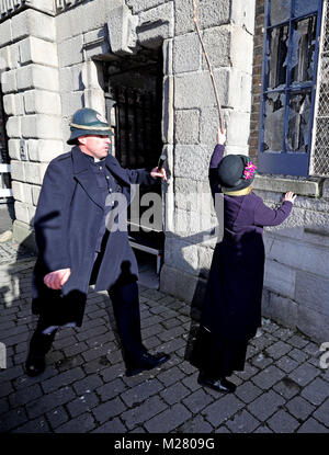 Anlässlich des 100-jährigen Bestehens von Frauen, die Abstimmung in Irland, Micheline Sheehy die Enkelin der Frauenrechtlerin Hanna Sheehy Skeffington re-inszeniert ihre Großmutter das Zertrümmern der Windows von Dublin Castle Entrechtung der Frauen zu markieren. Stockfoto