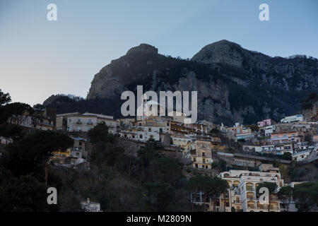 Amalfi, Kampanien, Italien, 12. März 2017 Portrait der bunten Häusern von Positano in ihrem charmanten Schönheit. Stockfoto