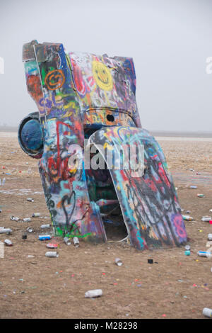 Ein Cadillac in Graffiti an Cadillac Ranch bei Amarillo, Texas off Route 66 abgedeckt. Stockfoto