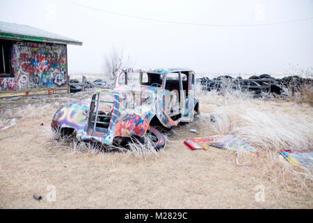 Ein altes Auto Spray bei VW Slug Bug Ranch in Conway, Texas off Route 66 lackiert. Stockfoto