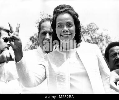 Washington, D.C. - 31. Januar 2006 - - Coretta Scott King hat in Atlanta, Georgia im Alter von 78 Jahren. Diese Datei Foto, in Washington, D.C. am 9. Mai 1970 ist Frau Martin Luther King (Coretta Scott) blinkt der Sieg Zeichen, als sie eine Kundgebung gegen einen drohenden Irak- Krieg im Weißen Haus besucht. Sie war eine von über 100.000 Demonstranten, die die Rallye der Krieg in Vietnam und Kambodscha zu protestieren besucht.. Credit: Benjamin E. 'Gene' Forte - CNP/MediaPunch Stockfoto