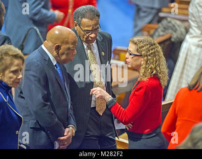United States Vertreter John Lewis (Demokrat von Georgien), Links, Emanuel Cleaver II (Demokrat von Missouri), Mitte und Debbie Wasserman Schultz (Demokrat von Florida), rechts, teilen ein Gespräch vor der US-Präsident Barack Obama seine letzte Rede zur Lage der Union in den USA Haus Kammer in der US Capitol am Dienstag, 12. Januar 2016. Credit: Ron Sachs/CNP (Einschränkung: Keine New York oder New Jersey Zeitungen oder Zeitschriften innerhalb eines 75-Meilen-Radius von New York City)/MediaPunch Stockfoto