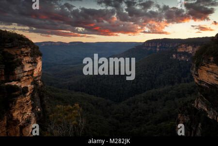 Auf der Suche über die Könige Tableland in den blauen Bergen, in der Nähe von Sydney, Australien. Den Sonnenuntergang leuchtet die Wolken, über diese beeindruckende Vista. Stockfoto