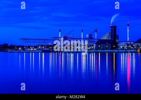 Blaue Stunde Kopenhagen Dänemark mit Blick auf den Hafen und die Boote im Vordergrund. Stockfoto