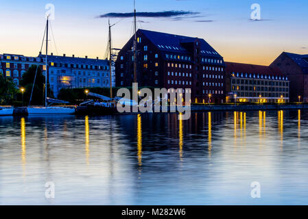 Blaue Stunde Kopenhagen Dänemark mit Blick auf den Hafen und die Boote im Vordergrund. Stockfoto