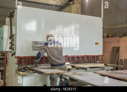 Arbeitnehmer stand auf der Drücken Sie die Taste Form Maschine geschlossen Typ Stockfoto