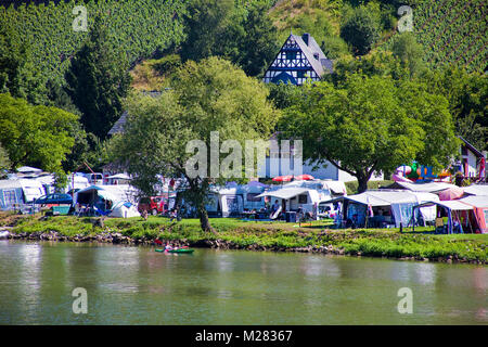 Campingplatz am Flußufer der Wolf, Traben-Trarbach, Mosel, Rheinland-Pfalz, Deutschland, Europa Stockfoto