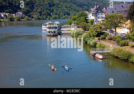 Kayaker und Ausflugsschiffe auf Mosel im Weinort Traben-Trarbach, Mosel, Rheinland-Pfalz, Deutschland, Europa Stockfoto