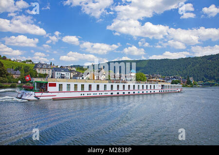 River Cruise Schiff auf Mosel bei Traben-Trarbach, Rheinland-Pfalz, Deutschland, Europa Stockfoto