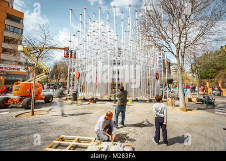 VALENCIA, Spanien - 15. MÄRZ 2015: Nicht identifizierte Personen arbeiten in der Konstruktion eines Falla für den typischen Valencia feiern Las Fallas in Valencia, Spanien Stockfoto