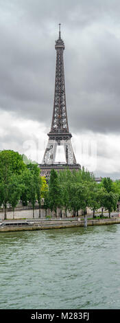 Der Eiffelturm und der Seine entfernt mit dunklen Wolken, schmal Stockfoto