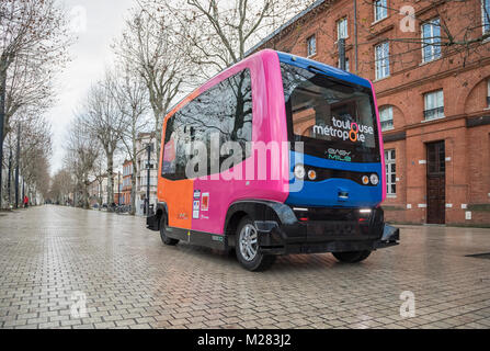 Toulouse, Frankreich, 19. Januar 2018: Experimentelle fahrerlose Bus läuft auf Fußgängerzone Allee Jules Guesde Stockfoto