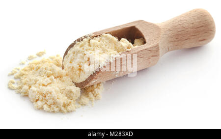 Gramm Mehl in eine hölzerne Schaufel auf weißem Hintergrund Stockfoto
