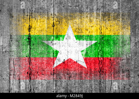 Myanmar Flagge bemalt auf Hintergrund Textur grauer Beton Stockfoto