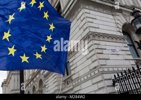 Wie die EU-Verhandlungsführer Michel Barnier trifft Theresa May in London, um die nächste Stufe der Brexit, die Sterne der EU-Flagge, die auf anti-Brexiter fliegt in Whitehall und der Ecke der Downing Street, die offizielle Residenz des Ministerpräsidenten, am 5. Februar 2018 in London England zu diskutieren. Stockfoto