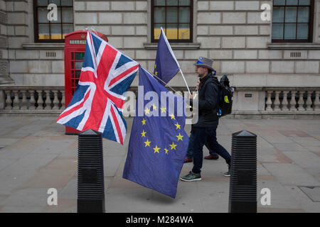 Wie die EU-Verhandlungsführer Michel Barnier trifft Theresa May in London, um die nächste Stufe der Brexit zu besprechen, anti-Brexit Demonstranten Spaziergang mit dem Union Jack und EU-Flagge an einem Telefon Kiosk in Whitehall, in der Nähe der Downing Street, die offizielle Residenz des Ministerpräsidenten, am 5. Februar 2018 in London, England. Stockfoto