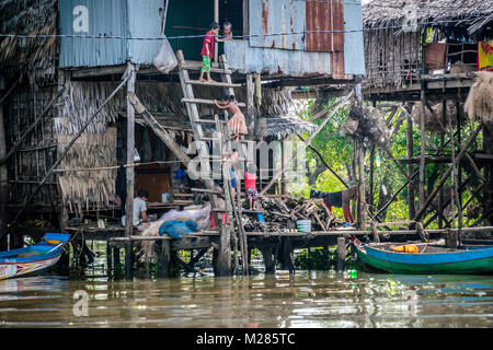 Kinder klettern die Leiter auf Stelzen zu Haus, Kampong Phluk schwimmenden Dorf, Provinz Siem Reap, Kambodscha. Stockfoto