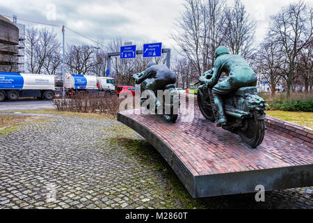 Berlin-Westend, Bronze Skulptur von zwei Motorrad fahrer. Denkmal für Motorradfahrer neben historischen AVUS motor Track jetzt die Autobahn A115. AVUS - Stockfoto