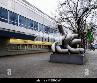 Berlin-Westend, Berlin ExpoCenter Stadt. Moderne Skulptur Grafik & Kassierer der Messe Gebäude. Stockfoto