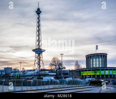 Berlin-Westend. Berliner Funkturm stahl Rahmen & Berlin Expocenter Stadt Messe Rotunde Gebäude bei Sonnenuntergang Stockfoto