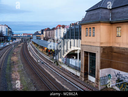 Berlin-Westend. Messe Nord ICC S-Bahnhof Witzleben Exterieur, Eisenbahnschienen und Plattform, Nahverkehr Schienennetz Stockfoto