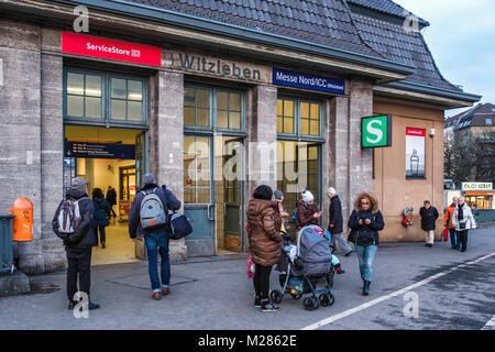 Berlin-Westend. Messe Nord ICC S-Bahnhof Witzleben Exterieur & Eingang mit Menschen, Gebäude. Schienennetz Stockfoto