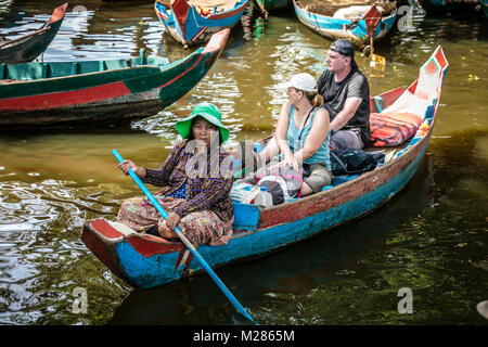 Kambodschanischen Frau Paddeln im Boot zu Mangroven rund um Kampong Phluk schwimmenden Dorf, Provinz Siem Reap, Kambodscha Sumpf. Stockfoto