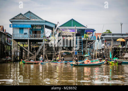 Kambodschanischen Dorfbewohnern in ihrer Boote, Kampong Phluk schwimmenden Dorf, Provinz Siem Reap, Kambodscha. Stockfoto