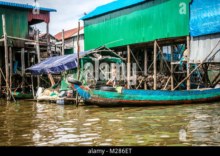 Kambodschanischen junge Boarding traditionellen Fischerboot, Kampong Phluk schwimmenden Dorf, Provinz Siem Reap, Kambodscha. Stockfoto