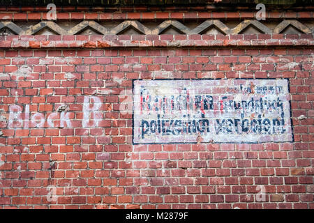 Berlin, Prenzlauerberg, Innenhof der ehemaligen Königstadt Brauerei. Ghost Zeichen auf dekorative alte Mauer. Stockfoto