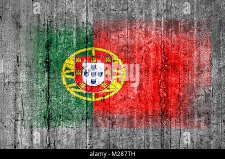 Portugal Flagge bemalt auf Hintergrund Textur grauer Beton Stockfoto