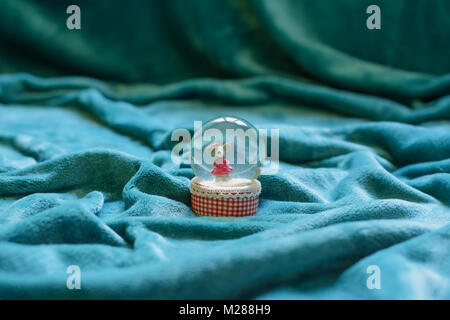 Riesige Gebiet mit schönen cyan Decke Vorhänge fallen, und einen Kristall snowglobe mit einer Maus, in der Mitte der Decke. Selektive konzentrieren. Stockfoto