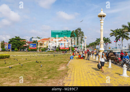 Gelbe Bürgersteig der belebten populäre waterfront Sisowath Quay Promenade von Royal Palace Park, Phnom Penh, die Hauptstadt Kambodschas, Südostasien Stockfoto