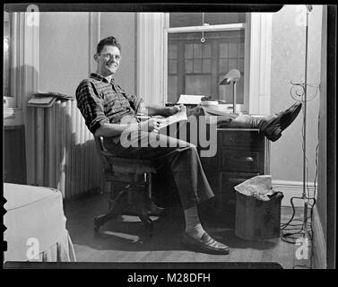 Arthur Miller in New York City am 18. November 1945 Arbeiten. Einer der führenden amerikanischen Dramatiker des Broadway Bühne, Miller's dramatische Werke gehören: Tod eines Handlungsreisenden, Tiegel und Drehbuch für die Misfits, das war seine Frau Marilyn Monroe's letzter Film 1961. Stockfoto
