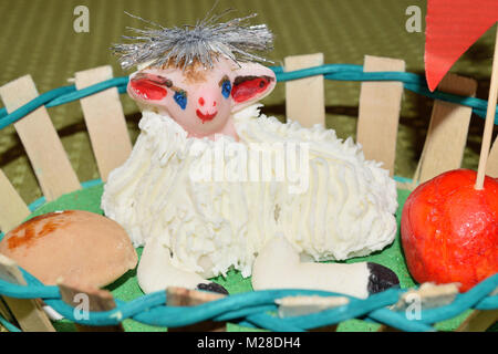 In der Nähe von Marzipan Ostern Lamm und Früchte im Korb Stockfoto