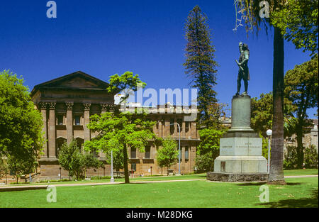 Das australische Museum auf College Street in Sydney, Hyde Park gesehen. Eines der wichtigsten Merkmale der Hyde Park ist die Statue von Captain James Cook Stockfoto