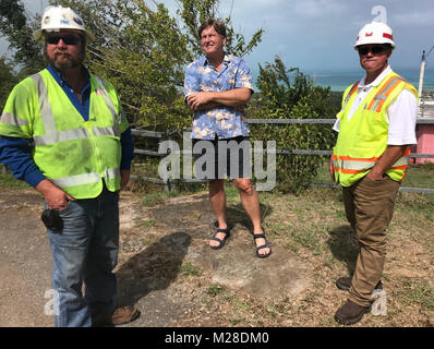 VIEQUES, Puerto Rico - Wayne Rigdon, einen Hecht Verteilung Vorarbeiter, Michael Lowe ein Bewohner von Vieques, und Jim Cole ein US-Armee Korps der Ingenieure Leiter Qualitätssicherung, beobachten Sie die Wiederherstellung auf Vieques, Puerto Rico, 31.01.29. Das USACE Task Force Power Restaurierung, in einer gemeinsamen Anstrengung mit dem Puerto Rico Electric Power Authority, Federal Emergency Management Agency und Partnern aus der Industrie, haben erfolgreich die Stromversorgung über eine Million Kunden im Gefolge der Hurrikane Irma und Maria wieder ab 14.01.23. ( Stockfoto