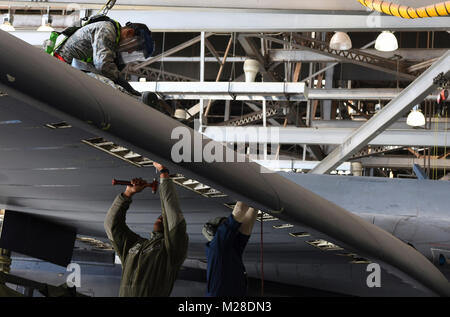 Flugzeug bauliche Instandhaltung Flieger bis 7 Equipment Maintenance Squadron zugeordnet Reparaturen auf einem US Air Force B-1B Lancer an Dyess Air Force Base, Texas, Jan. 29, 2018 durchführen. ASM Abschnitt der Herstellung Flug ist für die Reparatur der Risse oder Löcher auf der B-1 und C-130J Super Hercules verantwortlich. (U.S. Air Force Stockfoto