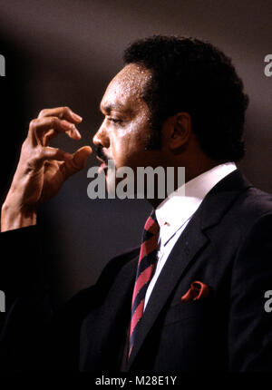 Reverend Jesse Jackson liefert eine Adresse bei der Democratic National Convention 1984 im Moscone Center in San Francisco, Kalifornien am 18. Juli 1984. In seinen Ausführungen, Pfr. Jackson sprach von der Demokratischen Partei als "Rainbow Coalition." Credit: Arnie Sachs/CNP/MediaPunch Stockfoto