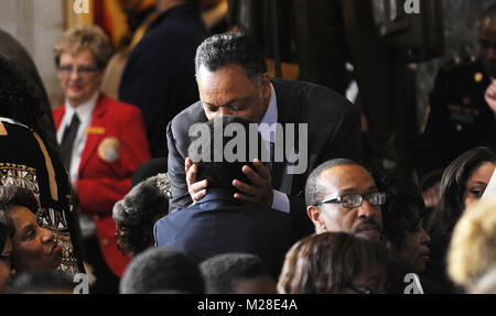 Reverend Jesse Jackson greats Gast während der enthüllung einer Statue von Rosa Parks in der Statuary Hall des United States Capitol Februar 27, 2013 in Washington, DC. . Credit: Olivier Douliery/Pool über CNP/MediaPunch Stockfoto