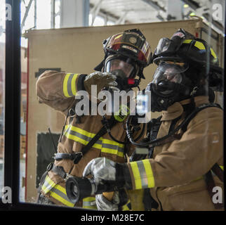 Flieger ab dem 60. Bauingenieur Brand services Flug, bereiten einen simulierten Brand während der Bereitschaft Übung bei Travis Air Force Base, Calif., Jan. 30, 2018 zu löschen. Travis Flieger nahmen an einem einwöchigen Übung, wertet die Bereitschaft der Basis auszuführen und schnelle globale Mobilität auf der ganzen Welt unterstützen. (U.S. Air Force Stockfoto