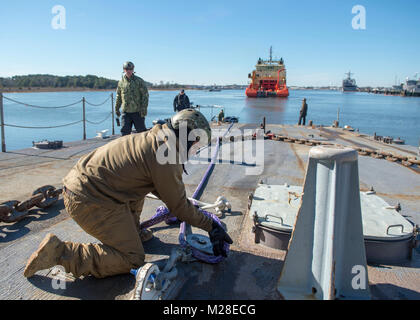 VIRGINIA BEACH, Virginia (Jan. 31, 2018) Navy Diver 2. Klasse Darnell Guary, Mobile Tauchen und Bergung (MDSU) 2, Threads ein Bote Leitung über eine Riemenscheibe an Bord eines Strände Kahn während eines de-beaching Ausbildung evolution mit M/V Gary Chouest in gemeinsamen Expeditionary Base Little Creek zugeordnet. MDSU 2, die nur die Ostküste mobile Tauchen und retten, ist in gemeinsamen Expeditionary Base wenig Creek-Fort Geschichte gehabt. (U.S. Marine Stockfoto