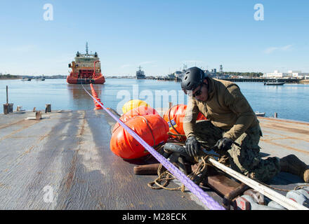 VIRGINIA BEACH, Virginia (Jan. 31, 2018) Navy Diver Seaman Dylan Lapointe, auf Mobile Tauchen und Bergung (MDSU) 2, Der Bote Linie schneidet das abschleppseil an Bord eines Strände Kahn während eines de-beaching Ausbildung evolution mit M/V Gary Chouest in gemeinsamen Expeditionary Base Little Creek zugeordnet. MDSU 2, die nur die Ostküste mobile Tauchen und retten, ist in gemeinsamen Expeditionary Base wenig Creek-Fort Geschichte gehabt. (U.S. Marine Stockfoto