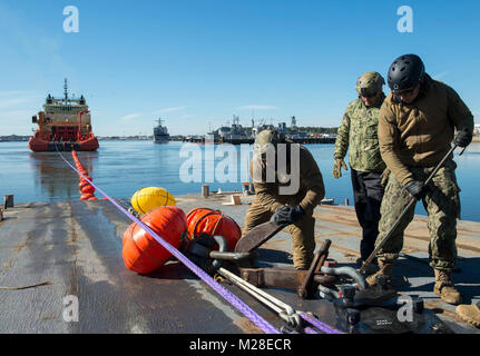 VIRGINIA BEACH, Virginia (Jan. 31, 2018) Marine Taucher zu mobilen Tauchen und Bergung (MDSU) 2 zugewiesen sind sicher ein abschleppseil zu einem Strände Kahn während eines de-beaching Ausbildung evolution mit M/V Gary Chouest in gemeinsamen Expeditionary Base Little Creek. MDSU 2, die nur die Ostküste mobile Tauchen und retten, ist in gemeinsamen Expeditionary Base wenig Creek-Fort Geschichte gehabt. (U.S. Marine Stockfoto